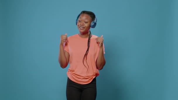 Mulher alegre se divertindo com música em fones de ouvido — Vídeo de Stock