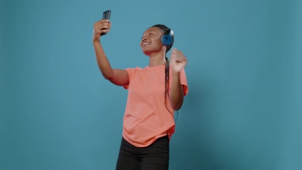 Mulher alegre ouvindo música e filmando vídeo divertido — Vídeo de Stock