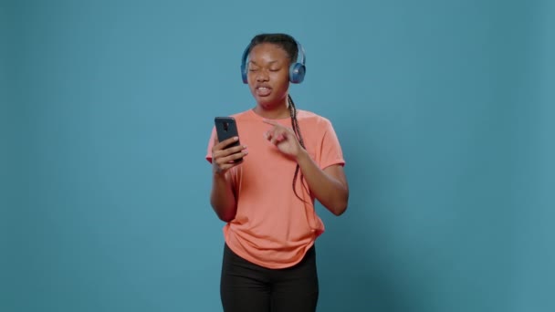 Jovem usando smartphone para falar em videochamada — Vídeo de Stock