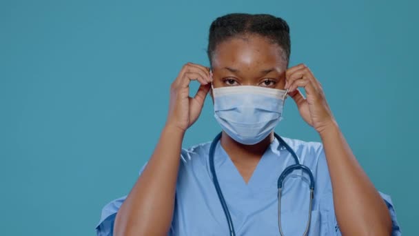 Primer plano del asistente médico cansado quitando la máscara de la cara — Vídeos de Stock