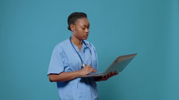Ritratto di assistente medico che guarda lo schermo del computer portatile — Video Stock