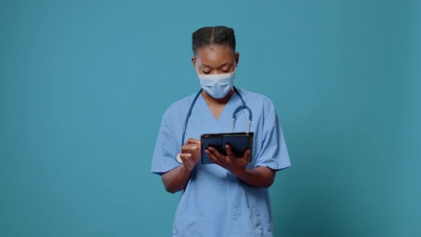 Medizinische Assistentin mit digitalem Tablet mit Touchscreen — Stockvideo