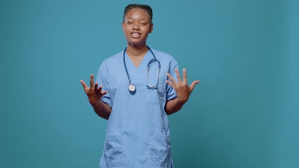 POV ženy zdravotní sestra mluví na videohovor dát lékařskou radu — Stock video