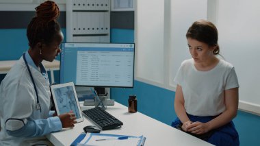 Sıhhiye, hasta hastaya osteopati teşhisi koyuyor.