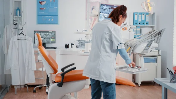 Dentista que trabalha com equipamentos de estomatologia para check-up dentário — Fotografia de Stock