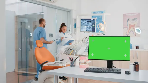 Horisontell grön skärm på datorn i tandläkare kontor — Stockfoto