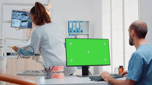 Assistent med hjälp av horisontell grön skärm på datorn — Stockfoto