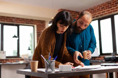 İş dünyasının pazarlama sunumunda çalışan iş fikirleri üzerine kafa yorması