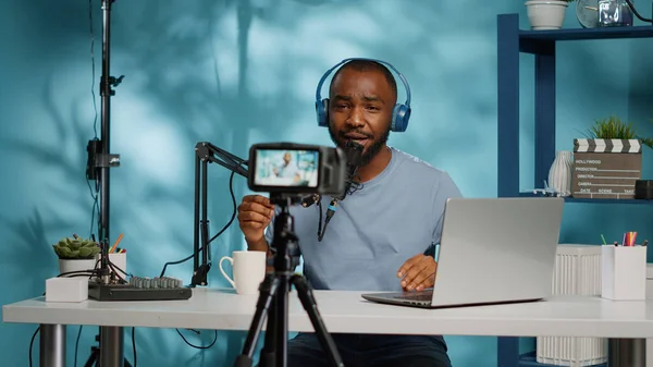 African american vlogger using camera to record video — Stock Photo, Image
