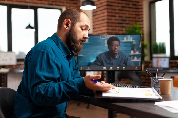 Executive manager che spiega la strategia di gestione al compagno di lavoro remoto durante la videochiamata online — Foto Stock