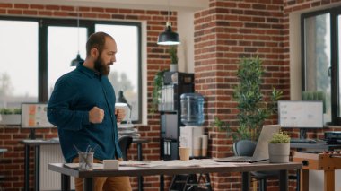 Girişimci önemli iş toplantısına hazırlanıyor