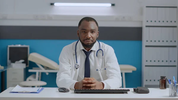 Pov de médico terapeuta afroamericano escuchando paciente remoto durante videocall en línea —  Fotos de Stock