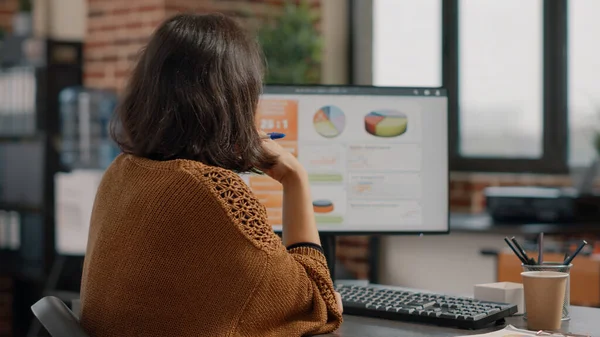 Zakelijke vrouw analyseren tarief grafieken op de computer en bestanden — Stockfoto