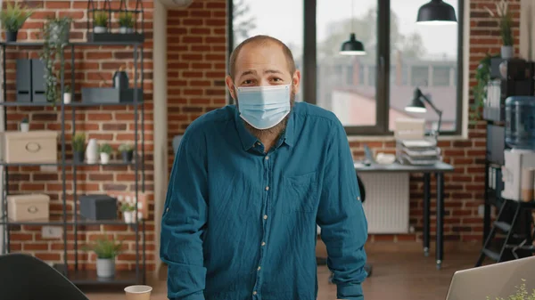 Porträtt av affärsman med ansiktsmask arbetar på projekt — Stockfoto