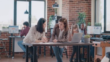 Bekar bir anne iş arkadaşlarıyla uğraşırken, kız çocuğu işi bozuyor.