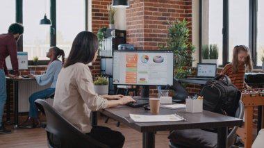 Bekar anne, küçük kızı ofiste langırt oynarken aynı anda birden fazla iş yapıyor.