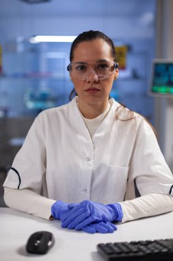 Masada oturan pratisyen doktor portresi.