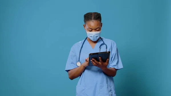 Assistente medico che utilizza tablet digitale con touch screen — Foto Stock