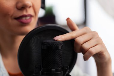 İçerik yaratıcısının mikrofon sesini test ederken yakın plan görüntüsü.