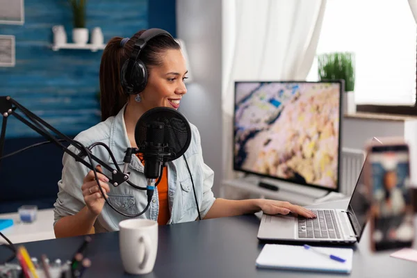 Vrouw in huis studio opname podcast met mobiele telefoon. — Stockfoto