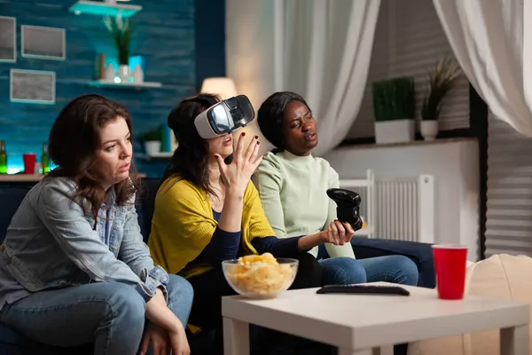 Smutné nervózní ženy přátelé sedí na kuš hrát online videohry pomocí vr sluchátka a joystick — Stock fotografie