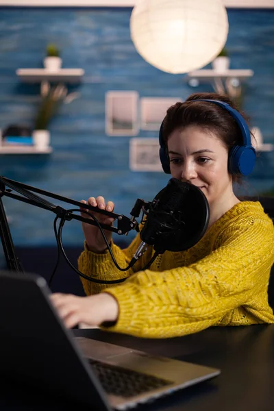 Vrouw vlogger op zoek naar laptop lezen luisteraars vragen beantwoorden tijdens online podcast — Stockfoto