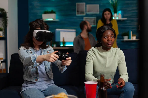 Hráč žena s virtuální realitou headset držení ovladač přehrávání videoher — Stock fotografie