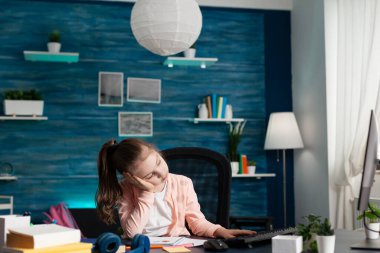 Matematik ödevi yapan aşırı çalışkan okul çocuğu çevrimiçi kursları analiz etmekten yoruldu.