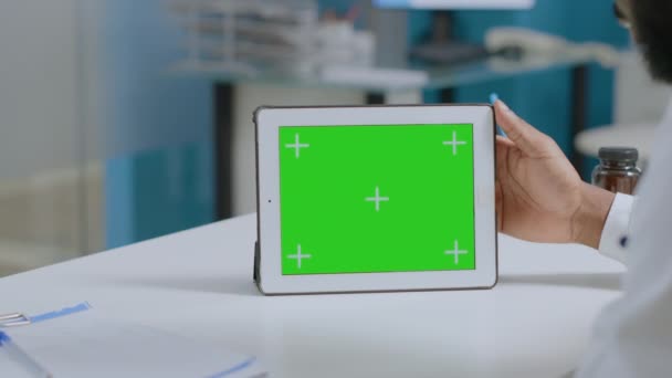 녹색 화면 크로마 키 태블릿을 들고 있는 아프리카 계 미국인 치료사 — 비디오
