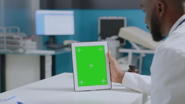 Africano americano especialista médico olhando para simular tela verde croma chave tablet — Vídeo de Stock