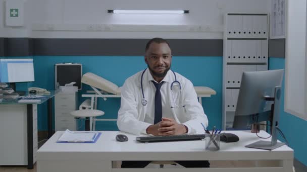 分析医疗文件的非洲裔美国医生的画像 — 图库视频影像