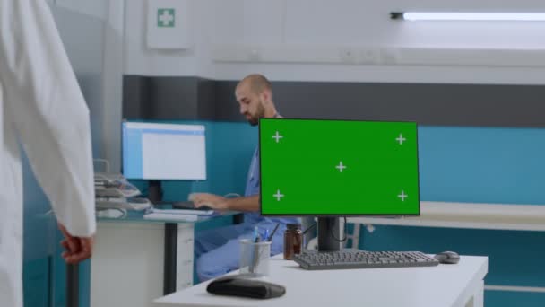 Mock up πράσινο οθόνη chroma κλειδί υπολογιστή με απομονωμένη οθόνη στέκεται στο γραφείο — Αρχείο Βίντεο