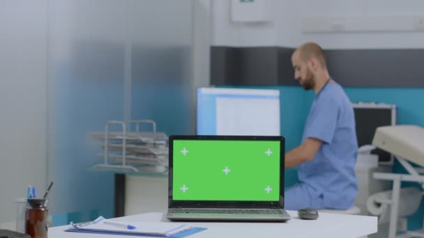Mock up zielony ekran chroma klucz laptop z izolowanym wyświetlaczem stojącym na stole — Wideo stockowe