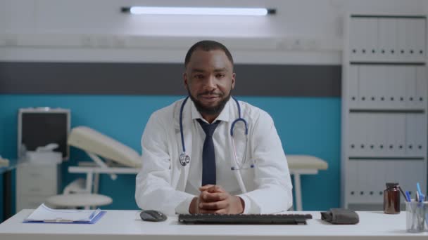 Pov africký americký terapeut lékař poslech vzdálený pacient během on-line videokall — Stock video