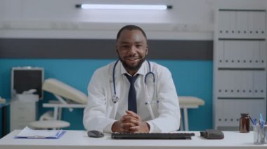 Bir sürü Afrikalı Amerikalı terapist uzaktan kumandalı hastaya hastalık uzmanlığını anlatıyor.