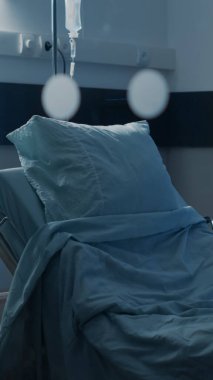 Hastane koğuşundaki boş yatak acil durumlar için tasarlandı.