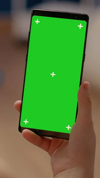 Közelkép a mobiltelefon függőleges zöld képernyő — Stock Fotó