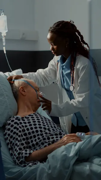 Krankenschwester und afrikanisch-amerikanischer Arzt mit Sauerstoffschlauch — Stockfoto