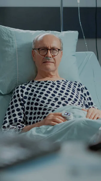 Hastane koğuşunda yatan yaşlı hastanın portresi. — Stok fotoğraf