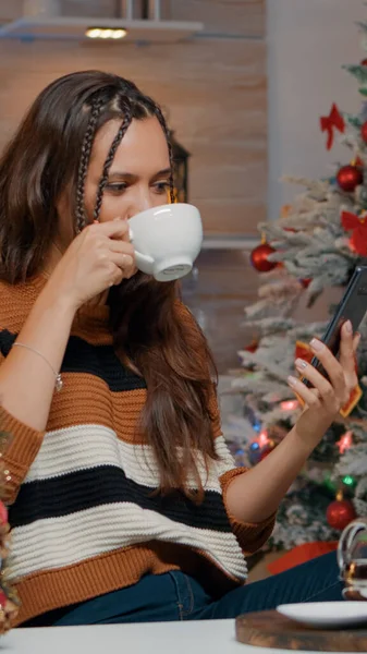 Gelukkig vrouw met behulp van smartphone om te praten met familie — Stockfoto