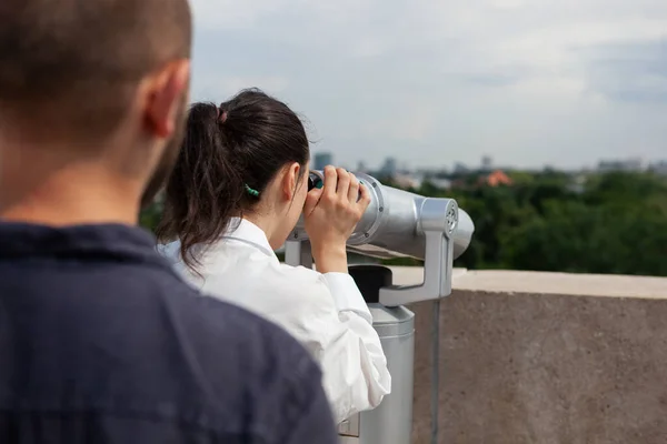 Make överraskande fru med romantisk panoramautsikt över storstaden — Stockfoto