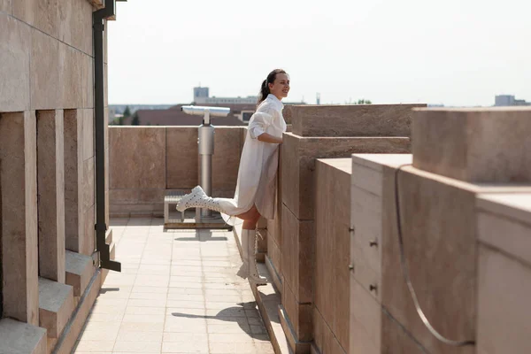 Donna turista in piedi sulla terrazza torre godendo vedere paesaggio della città metropolitana — Foto Stock