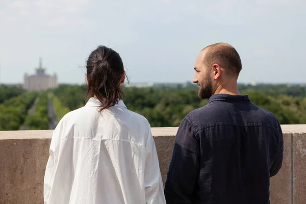 Щасливі заміжні люди насолоджуються романтичною відпусткою, стоячи на будівництві даху — стокове фото