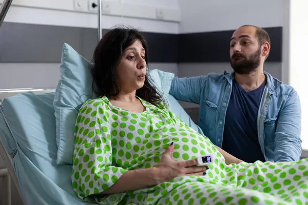 Gravida par andas medan du väntar barn — Stockfoto