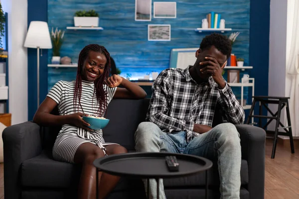 Afroamerikanische Partner lachen und haben Spaß zu Hause — Stockfoto