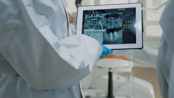 Закрытие стоматологического рентгена на экране цифрового планшета — стоковое фото