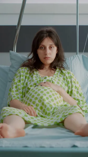 Porträt einer Schwangeren im Krankenhausbett — Stockfoto