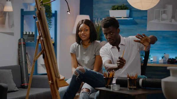 Siyahi adam ve kadın sanat projesi çizimi yapıyor. — Stok fotoğraf
