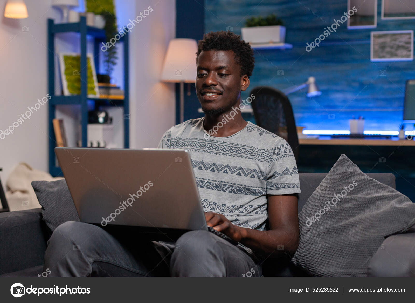 坐在沙发上浏览交流信息的非裔美国人雇员——图库图片© DragosCondreaW #525289522, image size:1600x1167