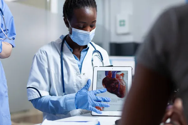 アフリカ系アメリカ人の心臓放射線科医 — ストック写真